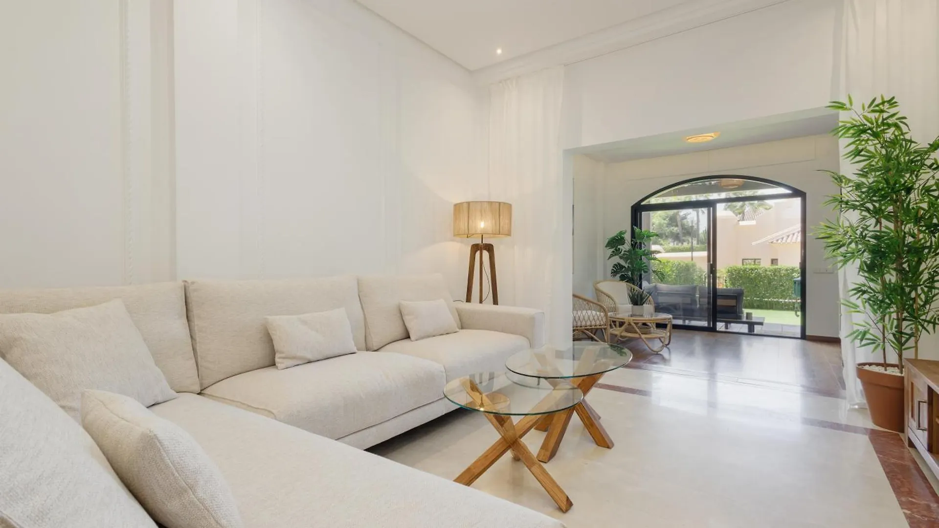 3 Bedroom Apartment, With Private Garden And Terrace, In Puerto Banus Marbella Španělsko