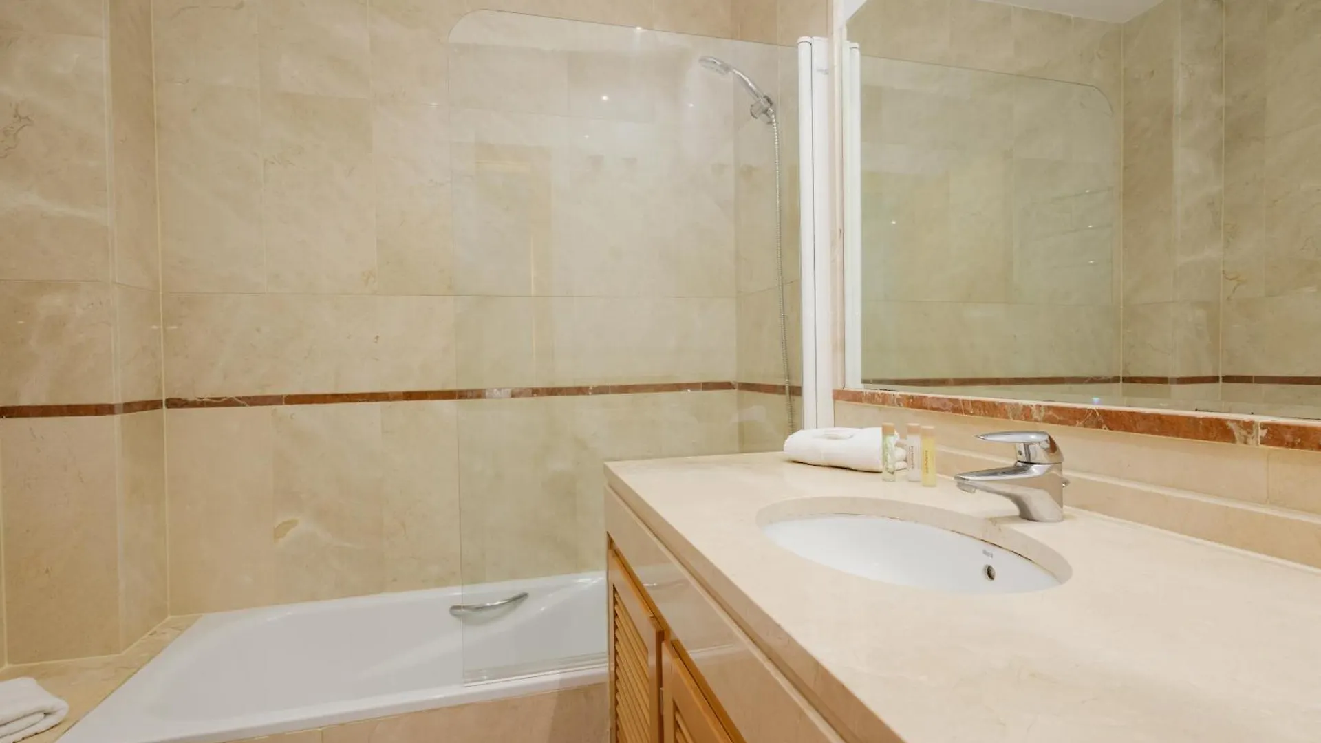3 Bedroom Apartment, With Private Garden And Terrace, In Puerto Banus Marbella Apartmán